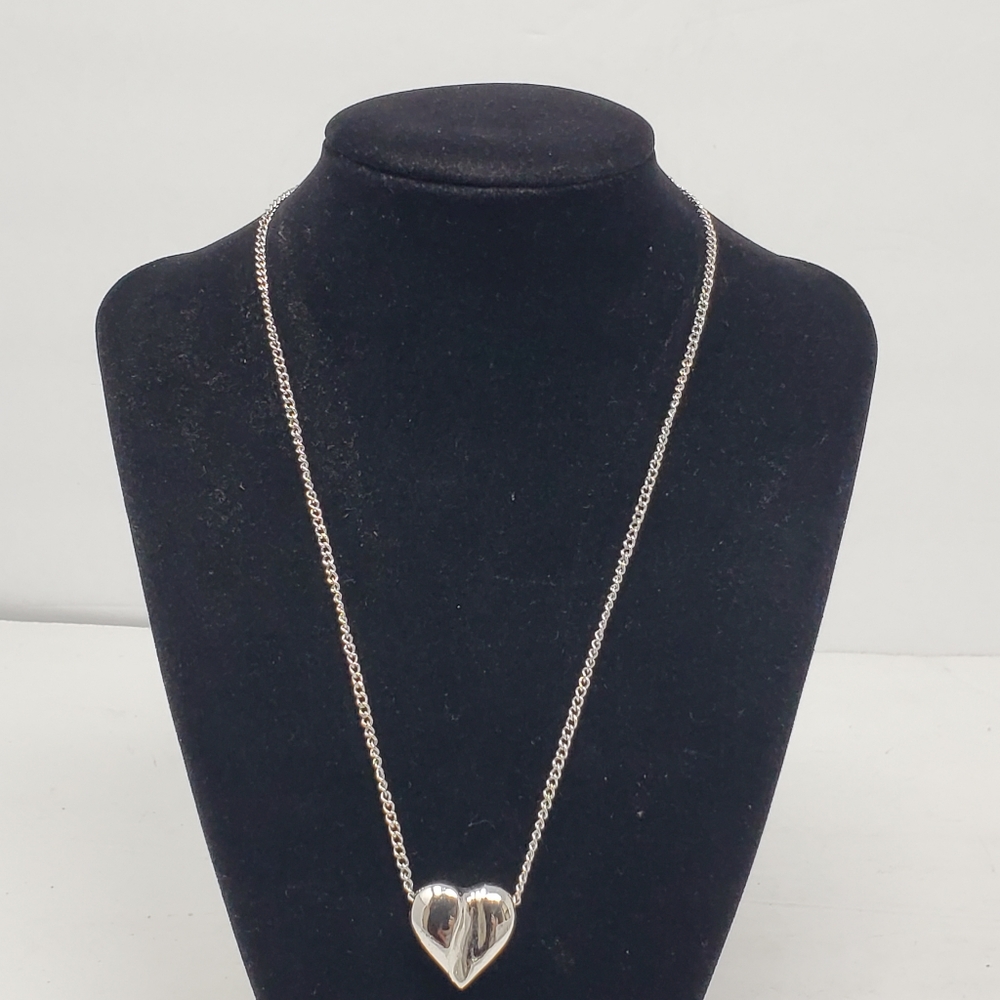 Avon Silver tone metal Heart with chain that slides in heart 18"